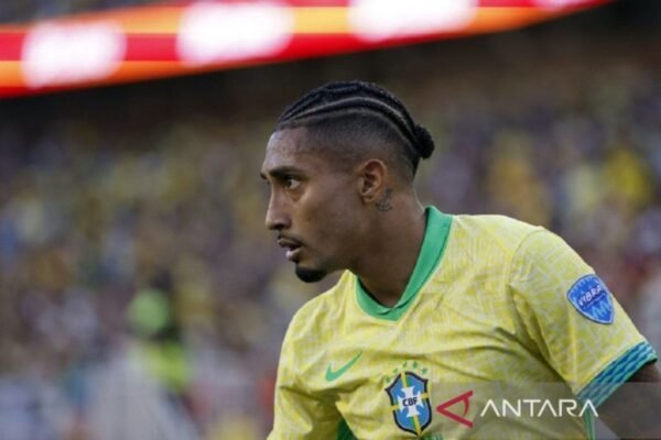 Berikut adalah beberapa alternatif judul untuk "Raphinha sesumbar akan cetak gol saat melawan Timnas Argentina":

1. "Raphinha Yakin Akan Cetak Gol Saat Hadapi Argentina"
2. "Percaya Diri: Raphinha Bertekad mencetak Gol Melawan Timnas Argentina"
3. "Raphinha Optimis Bisa Menggempur Pertahanan Argentina dengan Gol"
4. "Keyakinan Raphinha: Siap Menjadi Pahlawan Gol Melawan Argentina"
5. "Raphinha: 'Saya Akan Cetak Gol Melawan Timnas Argentina!'"

Silakan pilih judul yang dirasa paling cocok!