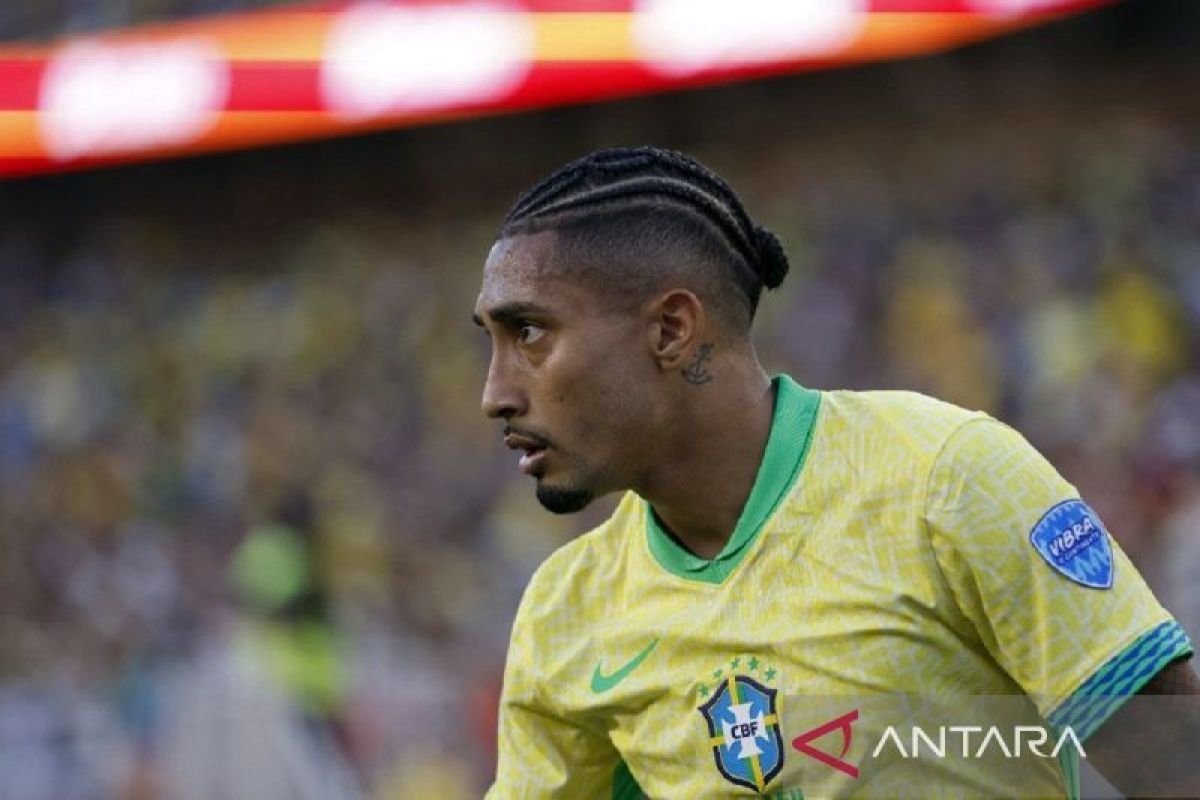 Berikut adalah beberapa alternatif judul untuk "Raphinha sesumbar akan cetak gol saat melawan Timnas Argentina":

1. "Raphinha Yakin Akan Cetak Gol Saat Hadapi Argentina"
2. "Percaya Diri: Raphinha Bertekad mencetak Gol Melawan Timnas Argentina"
3. "Raphinha Optimis Bisa Menggempur Pertahanan Argentina dengan Gol"
4. "Keyakinan Raphinha: Siap Menjadi Pahlawan Gol Melawan Argentina"
5. "Raphinha: 'Saya Akan Cetak Gol Melawan Timnas Argentina!'"

Silakan pilih judul yang dirasa paling cocok!