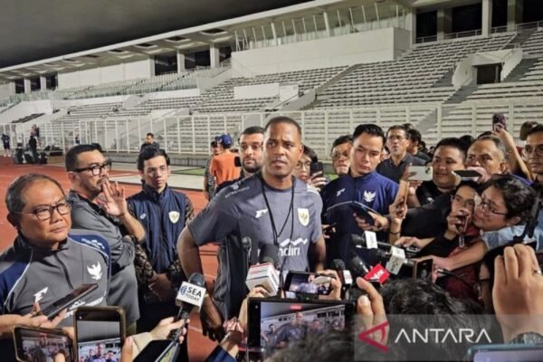 Here are some alternate title suggestions for "Pratinjau Indonesia vs Bahrain: Saatnya kembali tampil pragmatis":

1. "Analisis Pertandingan: Indonesia vs Bahrain - Kembali ke Gaya Permainan Pragmatik"
2. "Pendekatan Praktis: Pratinjau Pertandingan Indonesia vs Bahrain"
3. "Indonesia vs Bahrain: Momen untuk Memperkuat Strategi Pragmatik"
4. "Taktik Efisien: Menyambut Pertandingan Indonesia vs Bahrain"
5. "Persiapan Taktis: Indonesia vs Bahrain - Kembali ke Pendekatan Pragmatik"
6. "Pragmatismu di Lapangan: Jepang vs Bahrain - Apa yang Bisa Diharapkan?"
7. "Indonesia vs Bahrain: Memperkuat Pendekatan Praktis di Lapangan"
8. "Saatnya Mengadopsi Pendekatan Pragmatik: Pratinjau Indonesia vs Bahrain"

Feel free to mix and match or modify them further to better suit your needs!