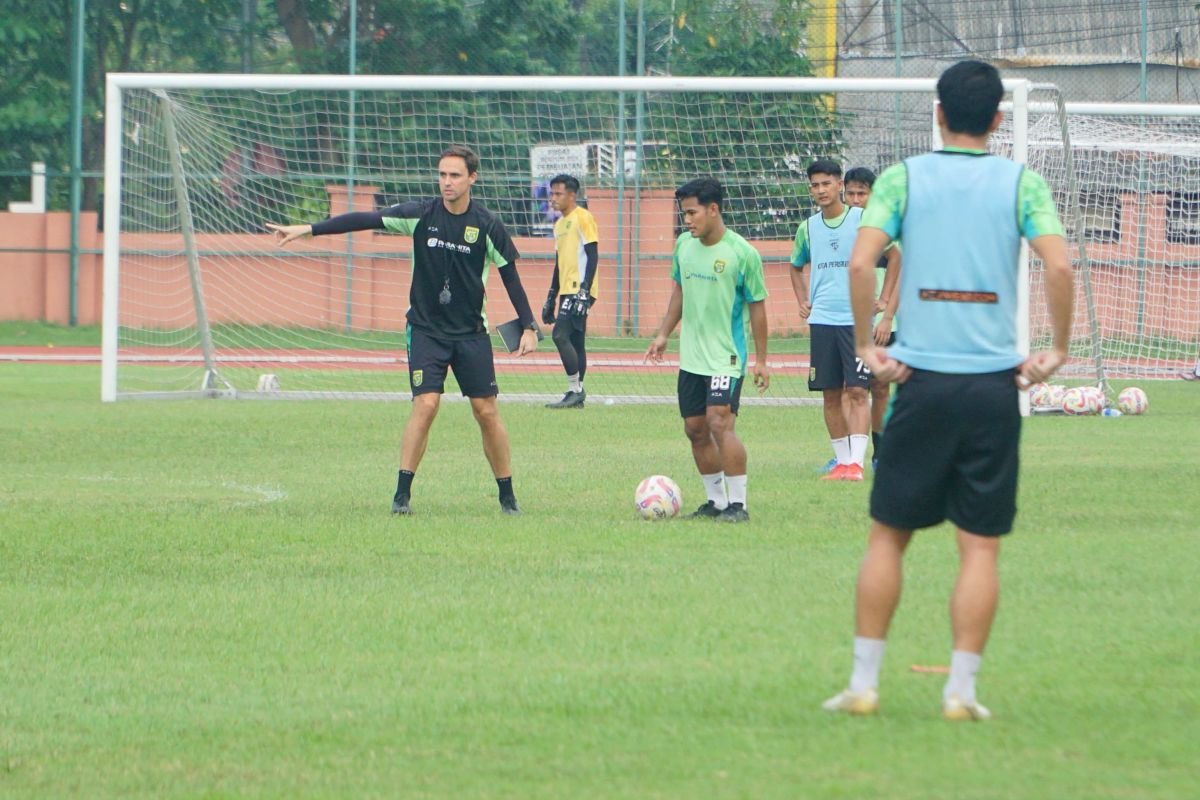 Munster Siapkan Pengganti Slavko untuk Derbi Melawan Arema FC" 

Alternatif judulnya bisa seperti:

"Persiapan Munster: Cari Pengganti Slavko Jelang Derbi Melawan Arema FC