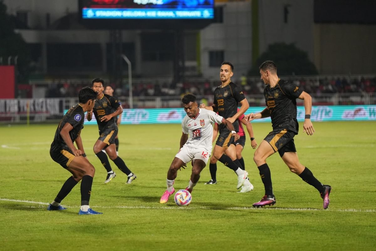 Berikut beberapa alternatif judul yang bisa dipertimbangkan:

1. "PSIS Menolak Hubungkan Keterlambatan Gaji dengan Pertandingan Melawan Malut United"
2. "PSIS Tegaskan Keterlambatan Gaji Tak Ada Hubungannya dengan Laga Melawan Malut United"
3. "PSIS: Keterlambatan Gaji Tidak Berpengaruh pada Hasil Pertandingan Melawan Malut United"
4. "PSIS Klarifikasi Keterlambatan Gaji dan Hasil Pertandingan Melawan Malut United"
5. "PSIS Enggan Bicara Keterlambatan Gaji dalam Konteks Pertandingan Melawan Malut United"

Silakan pilih salah satu atau gunakan sebagai inspirasi untuk judul lainnya!