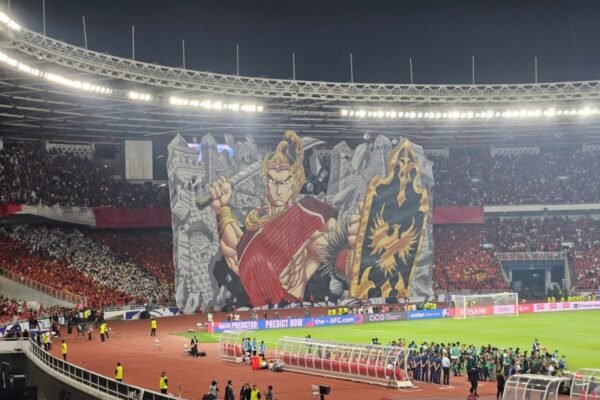 Here are some alternate titles for "Koreografi Berhias Tifo Pendekar Wayang Warnai Laga Indonesia vs China":

1. "Tifo Pendekar Wayang: Warna dan Gerakan dalam Laga Indonesia vs China"
2. "Koreografi Tifo Pendekar: Meriahkan Pertandingan Indonesia vs China"
3. "Laga Bertabur Seni: Tifo Pendekar Wayang di Pertandingan Indonesia vs China"
4. "Menghidupkan Tradisi: Koreografi Tifo Pendekar di Laga Indonesia vs China"
5. "Harmoni Budaya: Tifo Pendekar Warnai Duel Seru Indonesia vs China"
6. "Wayang dan Sepak Bola: Koreografi Tifo dalam Pertarungan Indonesia vs China"
7. "Tari dan Olahraga: Pendekar Wayang Memeriahkan Pertandingan Indonesia vs China"
8. "Semangat Wayang: Tifo Pendekar Hiasi Pertarungan Indonesia vs China"
9. "Seni dalam Pertandingan: Koreografi Tifo Pendekar pada Laga Indonesia vs China"
10. "Fantasi Budaya: Tifo Pendekar Wayang dalam Aksi Indonesia vs China"

Feel free to mix and match or modify any of these suggestions!