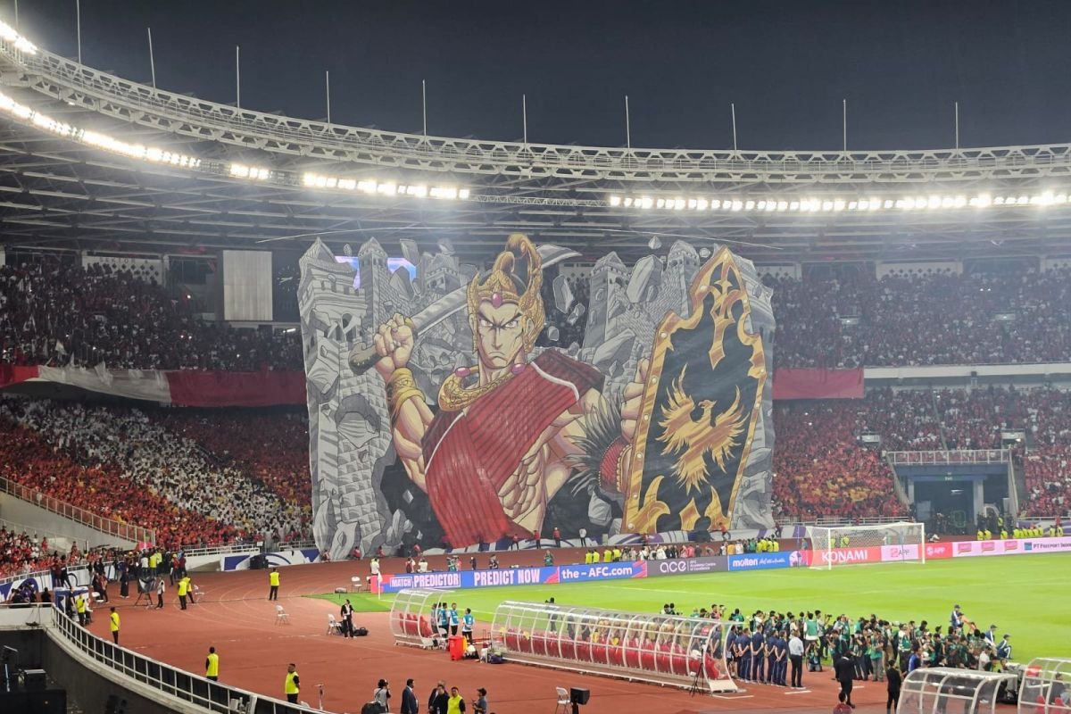Here are some alternate titles for "Koreografi Berhias Tifo Pendekar Wayang Warnai Laga Indonesia vs China":

1. "Tifo Pendekar Wayang: Warna dan Gerakan dalam Laga Indonesia vs China"
2. "Koreografi Tifo Pendekar: Meriahkan Pertandingan Indonesia vs China"
3. "Laga Bertabur Seni: Tifo Pendekar Wayang di Pertandingan Indonesia vs China"
4. "Menghidupkan Tradisi: Koreografi Tifo Pendekar di Laga Indonesia vs China"
5. "Harmoni Budaya: Tifo Pendekar Warnai Duel Seru Indonesia vs China"
6. "Wayang dan Sepak Bola: Koreografi Tifo dalam Pertarungan Indonesia vs China"
7. "Tari dan Olahraga: Pendekar Wayang Memeriahkan Pertandingan Indonesia vs China"
8. "Semangat Wayang: Tifo Pendekar Hiasi Pertarungan Indonesia vs China"
9. "Seni dalam Pertandingan: Koreografi Tifo Pendekar pada Laga Indonesia vs China"
10. "Fantasi Budaya: Tifo Pendekar Wayang dalam Aksi Indonesia vs China"

Feel free to mix and match or modify any of these suggestions!