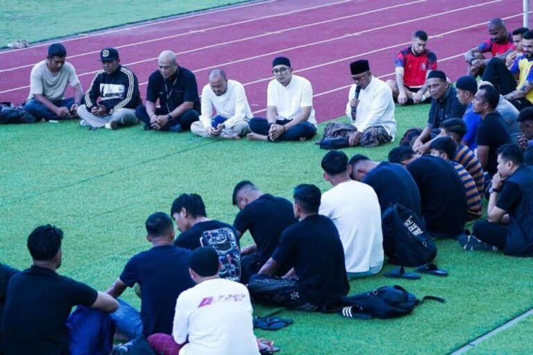 Here are some alternative titles for the event:

1. "Arema FC Hosts Prayer Event for the 1,000-Day Remembrance of the Kanjuruhan Tragedy"
2. "Arema FC Commemorates 1,000 Days Since the Kanjuruhan Tragedy with a Group Prayer"
3. "1,000-Day Tribute: Arema FC Holds Prayers for the Kanjuruhan Incident"
4. "Arema FC Marks 1,000 Days Since Kanjuruhan Tragedy with Community Prayer"
5. "A Moment of Remembrance: Arema FC's Prayer Gathering for Kanjuruhan Tragedy's 1,000 Days"

Feel free to choose any of these options!