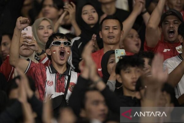 Tentu! Berikut ini adalah beberapa alternatif judul untuk "God Bless dan Judika Bakar Semangat Penggemar Indonesia":

1. "God Bless dan Judika: Mengobarkan Semangat Cinta Tanah Air"
2. "Semangat Berkobar: Perpaduan God Bless dan Judika untuk Penggemar Indonesia"
3. "God Bless & Judika: Energi Positif untuk Penggemar Setia Indonesia"
4. "Gema Semangat Indonesia: Kolaborasi Epik God Bless dan Judika"
5. "Menggugah Jiwa: God Bless dan Judika dalam Pertunjukan Memukau untuk Indonesia"

Silakan pilih atau modifikasi sesuai keinginan!