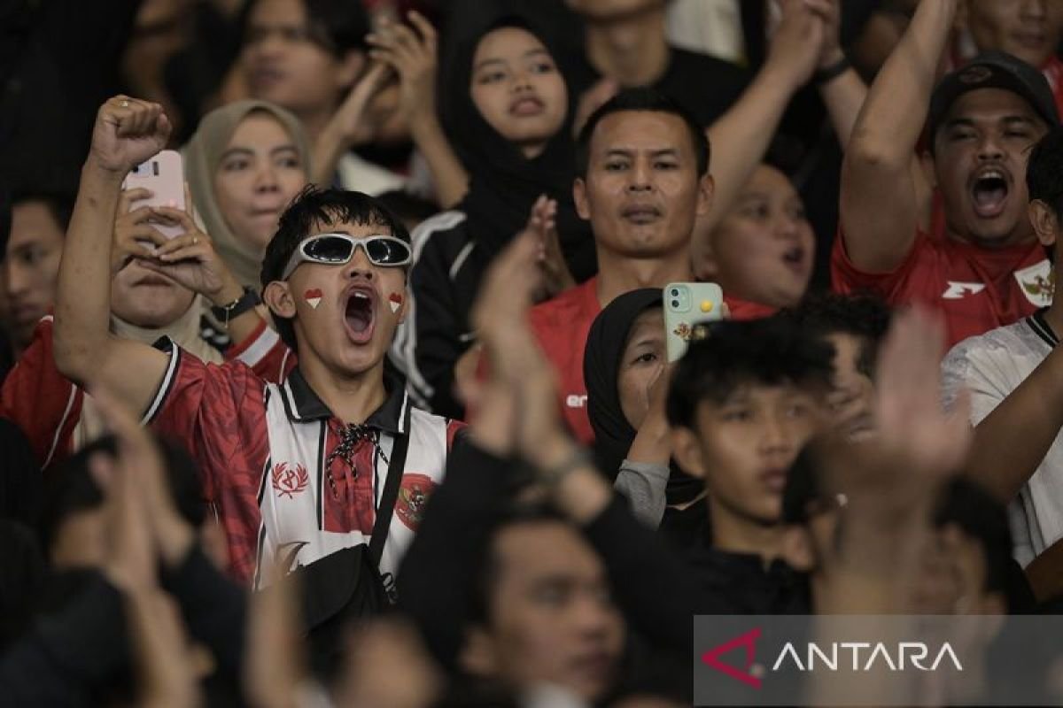 Tentu! Berikut ini adalah beberapa alternatif judul untuk "God Bless dan Judika Bakar Semangat Penggemar Indonesia":

1. "God Bless dan Judika: Mengobarkan Semangat Cinta Tanah Air"
2. "Semangat Berkobar: Perpaduan God Bless dan Judika untuk Penggemar Indonesia"
3. "God Bless & Judika: Energi Positif untuk Penggemar Setia Indonesia"
4. "Gema Semangat Indonesia: Kolaborasi Epik God Bless dan Judika"
5. "Menggugah Jiwa: God Bless dan Judika dalam Pertunjukan Memukau untuk Indonesia"

Silakan pilih atau modifikasi sesuai keinginan!
