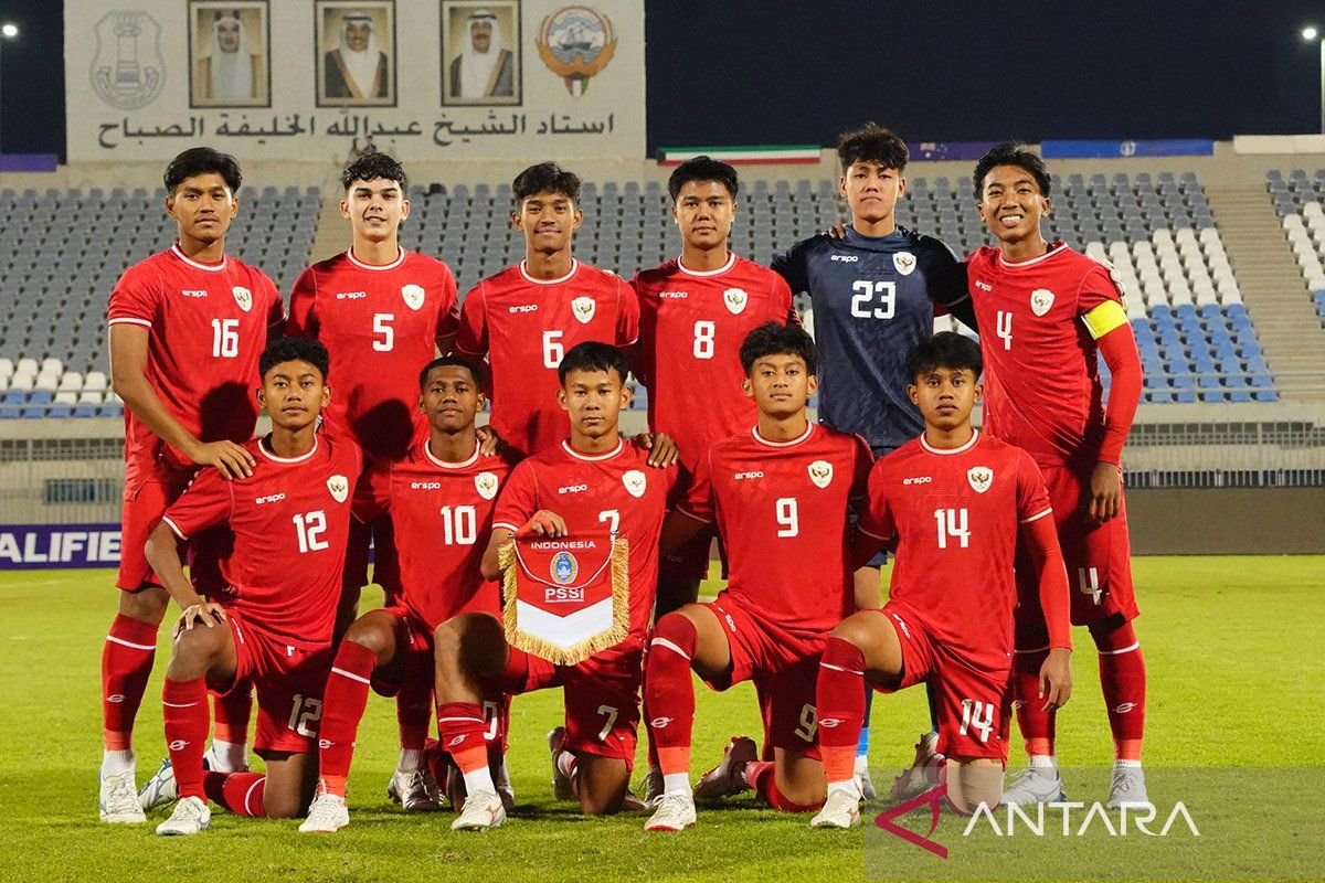 Awal Juli: Timnas U-17 Memulai Persiapan di Bali untuk Piala Dunia U-17" 

atau

"Timnas U-17 Siap Berlatih di Bali Menjelang Piala Dunia U-17 Dimulai Awal Juli" 

Jika Anda ingin variasi lebih lanjut atau perubahan tertentu, silakan beri tahu!