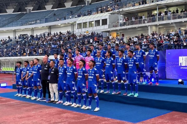 Berikut adalah beberapa alternatif judul untuk "Pemain Persib Bandung dalam kondisi siap arungi kompetisi":

1. "Pemain Persib Bandung Siap Hadapi Tantangan di Kompetisi"
2. "Persib Bandung: Tim Siap Tempuh Jalani Kompetisi"
3. "Persib Bandung Siap Beraksi: Pemain Siap Tampil di Kompetisi"
4. "Ketangguhan Pemain Persib Bandung Menyambut Kompetisi"
5. "Persib Bandung: Kesiapan Pemain Menghadapi Liga"
6. "Pemain Persib Bandung: Kesiapan Maksimal Untuk Kompetisi"
7. "Persib Bandung Bersiap: Pemain Siap Menghadapi Musim Baru"
8. "Persib Bandung: Semua Pemain Siap Sampaikan Performa Terbaik di Kompetisi"

Silakan pilih salah satu yang sesuai atau modifikasi sesuai kebutuhan!