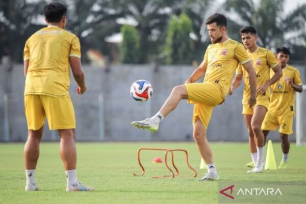 Here are some alternative titles for "Madura United bidik bek asing anyar asal Afrika":

1. "Madura United Targeting New African Defender"
2. "Madura United Pursues New African Center-Back"
3. "Madura United Sets Sights on Fresh African Defensive Talent"
4. "Madura United Eyes New African Signing for Defense"
5. "Madura United Aims for New African Defender Acquisition