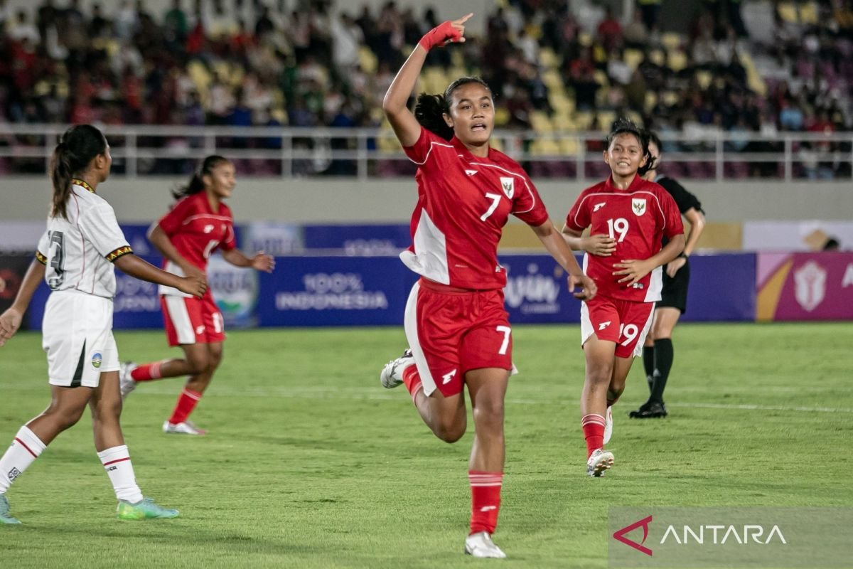 Here are some alternative titles for the match schedule between Indonesia's U-16 women's national team and Australia in the semifinals:

1. "Semifinal Showdown: Indonesia U-16 Women's Team vs. Australia"
2. "Indonesia vs. Australia: U-16 Women's Semifinal Matchup"
3. "Match Schedule: Indonesia U-16 Women's National Team Faces Australia in Semifinals"
4. "U-16 Women's Semifinal Clash: Indonesia vs. Australia"
5. "Countdown to Semifinals: Indonesia's U-16 Women Take on Australia"
6. "Indonesia U-16 Women's Team Set to Battle Australia in Semifinal"
7. "Semifinal Battle: Indonesia’s U-16 Women's Squad vs. Australia"
8. "Exciting Semifinal Fixture: Indonesia U-16 Women vs. Australia"
9. "Indonesian U-16 Women's National Team vs. Australia: Semifinal Date Announced"
10. "Indonesia vs. Australia: A Thrilling U-16 Women's Semifinal Encounter"

Feel free to mix and match phrases from these titles as needed!