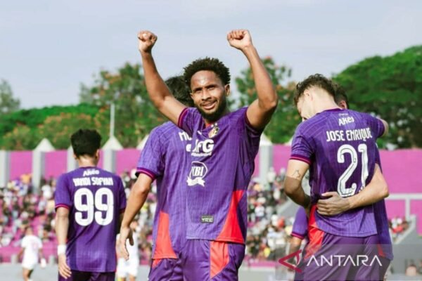 You can consider renaming "Williams Lugo" to "Player of the Match" as "Williams Lugo: Pemain Pertandingan" in Indonesian. Another option could be "Williams Lugo: Pemain Terbaik" which translates to "Williams Lugo: Best Player." If you have a specific context in mind or need a different language, feel free to let me know!