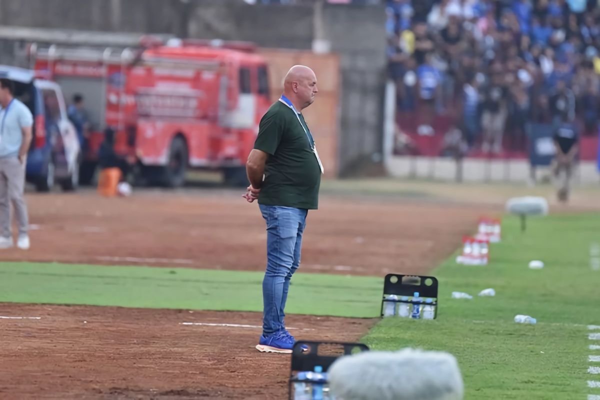 Bojan Hodak Fokus pada Lini Depan Persib Setelah Hasil Imbang Melawan PSIM