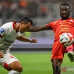 Sure! Here are a few alternate title suggestions for "Gol debut Bruno Tubarao jaga rekor tak terkalahkan Persija":

1. "Bruno Tubarao's Debut Goal Keeps Persija's Unbeaten Streak Alive"
2. "Bruno Tubarao Scores on Debut, Ensures Persija Remains Unbeaten"
3. "Debut Goal from Bruno Tubarao Preserves Persija's Unbeaten Record"
4. "Bruno Tubarao Nets Debut Goal, Maintains Persija's Impressive Streak"
5. "Tubarao's First Goal Unleashes Persija's Unbreakable Record"

Feel free to let me know if you need more options or variations!